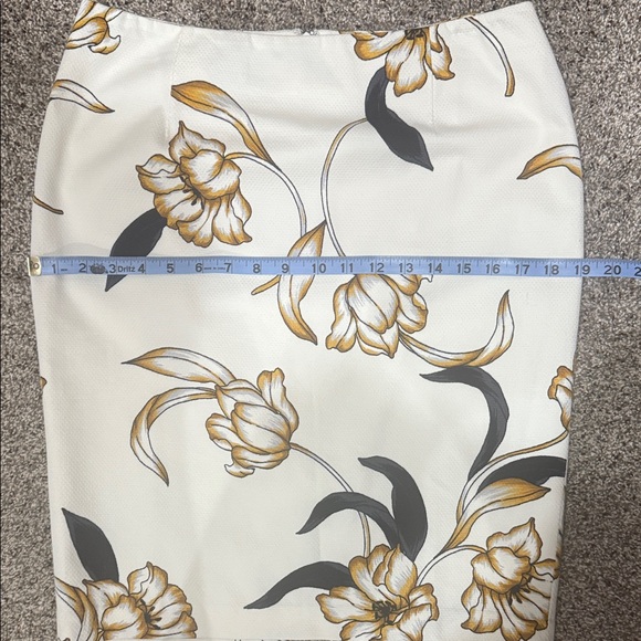 White House Black Market Cream Floral Pencil Skirt, Size 6 -NWT - Picture 11 of 12